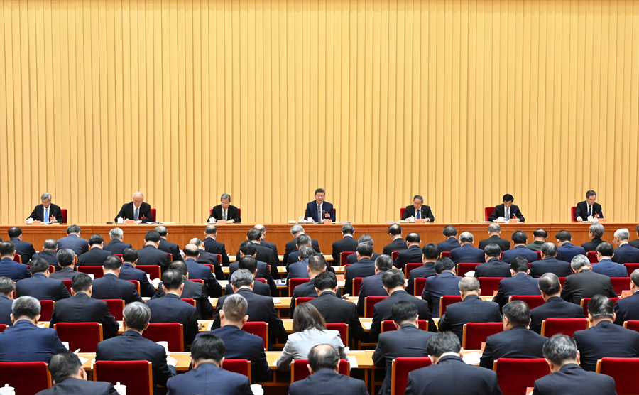 　　12月10日至11日，中央經(jīng)濟(jì)工作會議在北京舉行。中共中央總書記、國家主席、中央軍委主席習(xí)近平出席會議并發(fā)表重要講話。李強(qiáng)、趙樂際、王滬寧、蔡奇、丁薛祥、李希出席會議。